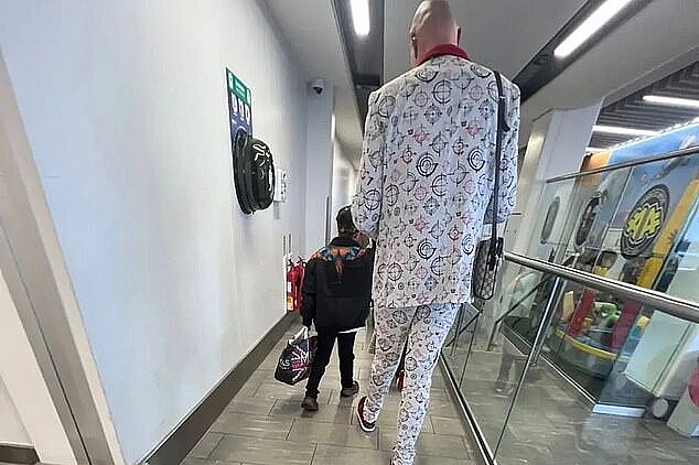 Fury, after a win worth 21.6 million euros, boarded a commercial flight, with the ticket price amounting to 46.4 euros.