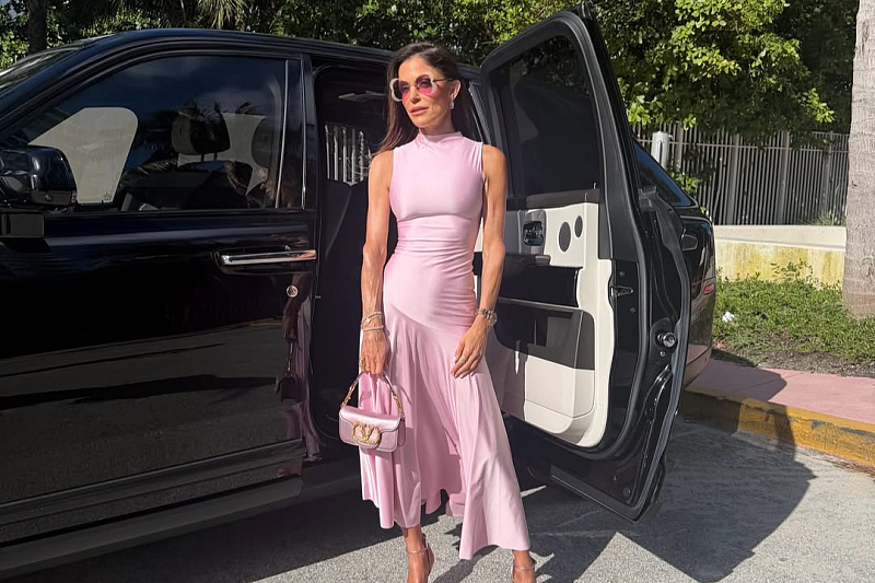 Bethenny Frankel spotted out with Miami financial advisor, paying no mind to their surroundings.