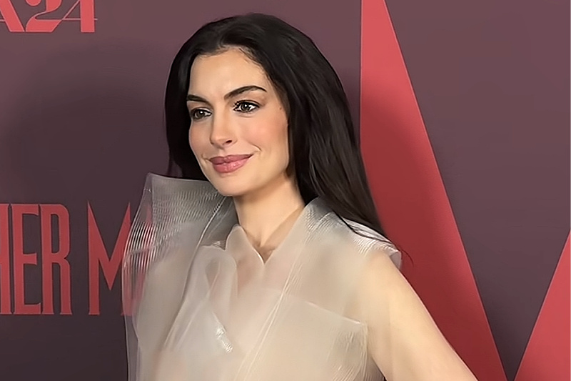 Anne Hathaway walked the film premiere in a dramatic dress made of transparent strips.