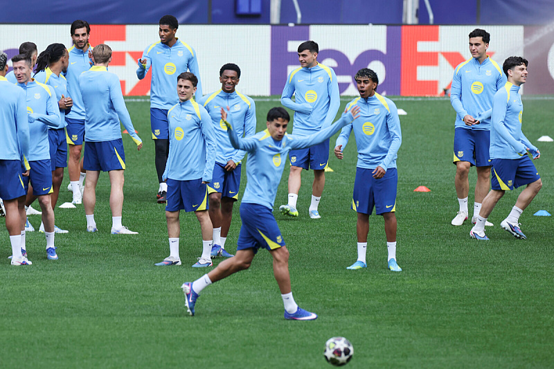 From Barcelona, they expressed concern over the height of the grass at the Metropolitano stadium.