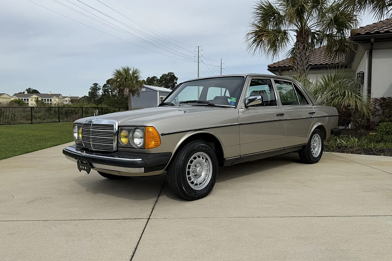 The 1985 Mercedes-Benz W123 300D Turbo has only traveled 29,000 kilometers.