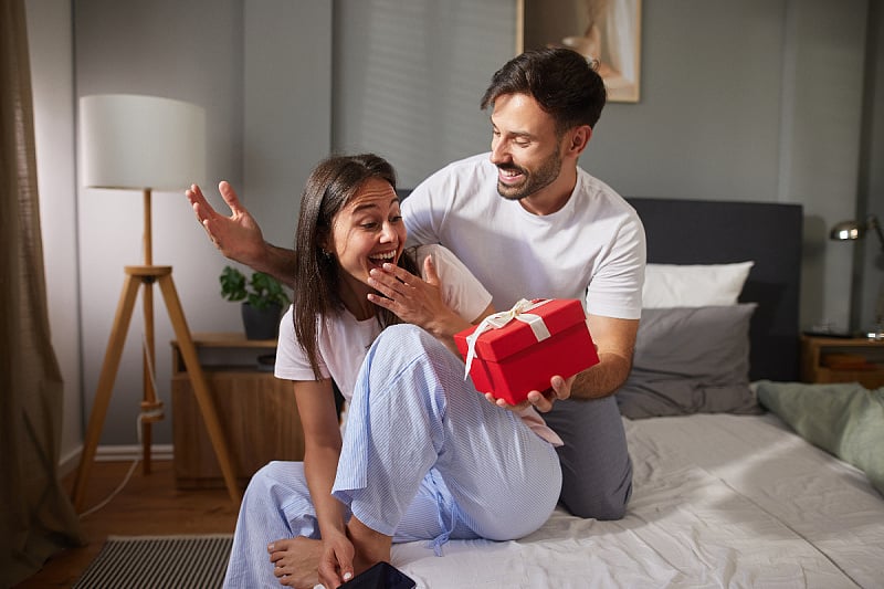 Why small gestures of attention in relationships are more important than big surprises