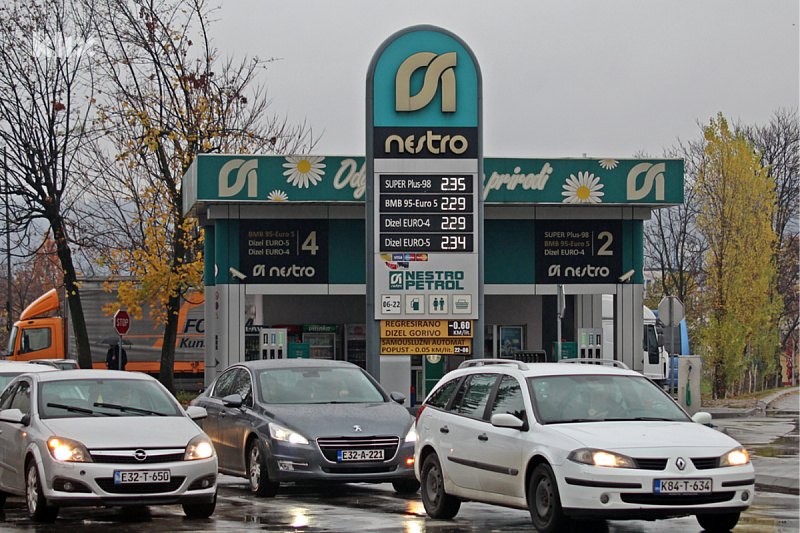 At gas stations in the RS, fuel is cheaper by 0.10 KM per liter starting today, with a personal ID card issued by the MUP of the RS.