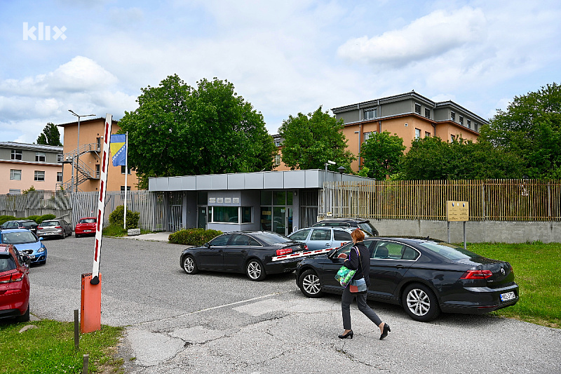 An employee of the Court of Bosnia and Herzegovina has been arrested, suspected of stealing a large sum of money.