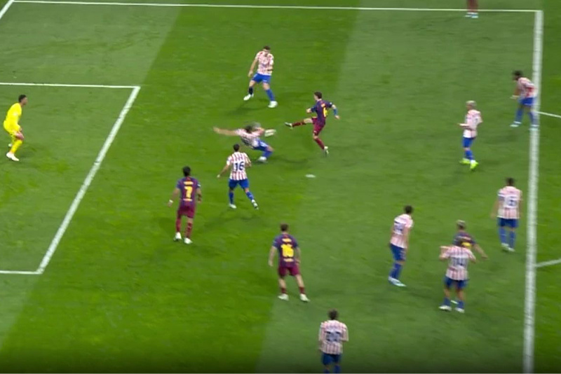 Lenglet handled the ball before Barcelona's disallowed goal, VAR did not check the French defender's move.