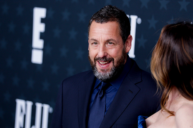 "The Poorest Millionaire" in Hollywood: Adam Sandler prefers sportswear, rides a bicycle, and eats hamburgers.