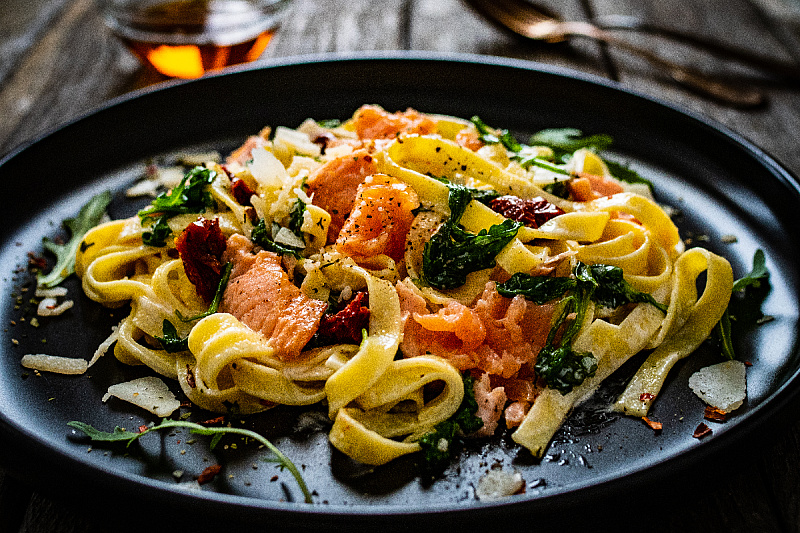 Prepare the most delicious lunch: A combination of salmon, sun-dried tomatoes, and spinach.