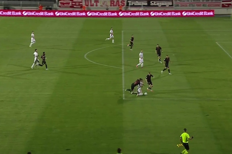 Skoglund ruši Abramovića u kaznenom prostoru (Screenshot/Arena Sport)