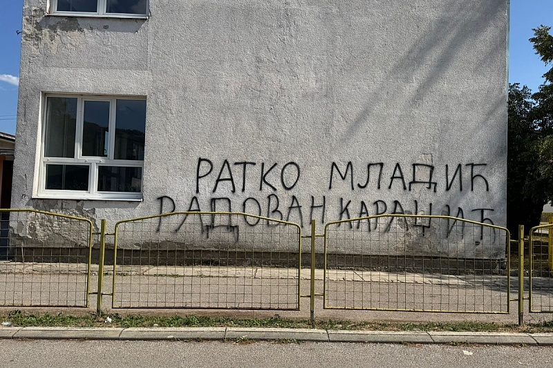 Prvi je dan škole, a na školskom zidu u Bratuncu i dalje stoji ime Ratka Mladića: Tokom rata tu je bio logor za Bošnjake