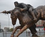 U Skoplju preko noći "niču" spomenici