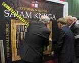 Sajam knjige otvoren lijepljenjem žute trake preko plakata