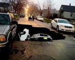 Ogromna rupa u Chicagu "progutala" tri automobila nasred ceste