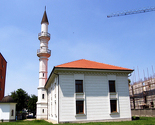 Vandali razbili staklo na prozoru Atik džamije u Bijeljini