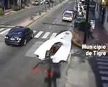 Gliser zamalo udario pješaka na ulici u Argentini