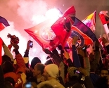 Navijači PSG-a razbijali izloge po Parizu, uništavali vozila i palili vatru