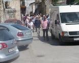 Do Starog mosta provlačenjem pored kontejnera, auta i ruševina