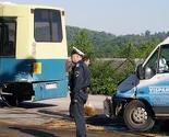 Tuzla: Sudar dostavnog vozila i autobusa, nafta se izlila na saobraćajnicu