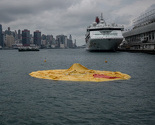 Divovska gumena patka u Hong Kongu ispuhala preko noći