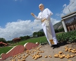 Papa Franjo u polju krompira - prva statua u čast poglavaru