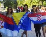 Djevojke sa zastavama BiH, Srbije i Hrvatske hit na Facebooku