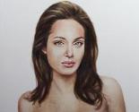 Portret Angeline Jolie bez grudi izložen u Los Angelesu