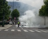 Zapalio se automobil na Ciglanama, policajci prvi počeli gasiti požar