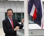 Britanski ambasador podigao zastavu ispred nove zgrade Ambasade u Sarajevu