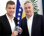 Lagumdžija uručio Džeki diplomatski pasoš