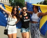 Navijači Zmajeva preplavili ulice i kafiće u Rigi, poručili "Idemo u Brazil!"