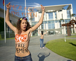 Aktivistice Femen protestovale ispred ureda Angele Merkel
