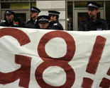 London: Policija spriječila demonstranta da skoči sa krova zgrade