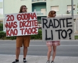 Mostar: Dok se u Gradskoj vijećnici održavala izložba, građani ispred protestovali