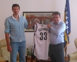 Teletović poklonio Nišiću dres Brooklyn Netsa