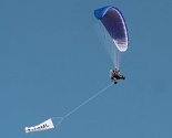 Paraglajderi s transparentima JMBG iznad Parlamenta BiH