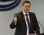 Doktora nauka Denisa Bećirovića savjetuje elektrotehničar sa srednjom školom