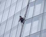 Demonstranti Greenpeacea se penju na zgradu Shard u Londonu