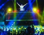 Papaya pleše u ritmu trance muzike