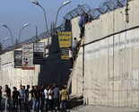 Palestinci ilegalno prelaze zid da bi klanjali džumu u džamiji Al-Aqsa