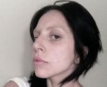 Lady Gaga objavila snimak na kome se vidi kako stavlja piercing na nos