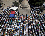 Jerusalem: Stotine hiljada muslimana se molile ispred džamije Al-Aksa