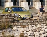 Automobilom srušio zaštitni zid kod Narodnog pozorišta