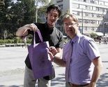 "Čisto je lijepo": Aktivisti dijele cekere na Trgu djece Sarajeva
