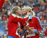 Ruske atletičarke proslavile zlato poljupcem u usta na podiju