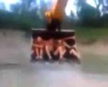 Rusima ringišpil nije u fazonu, oni se zabavljaju bagerom