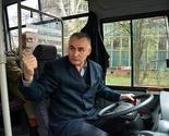 Minibus za Mahmutovac u funkciji, vozač Oruč sa "svojim" putnicima
