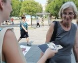 Prodaja čestitki na ulicama - pomoć djeci ili moderno prosjačenje?