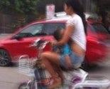 Kina: Kažnjena jer je tokom vožnje na motoru dojila dijete