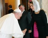 Papa nastavlja kršiti tradiciju, naklonio se kraljici Raniji