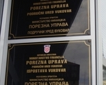 Nezadovoljni Vukovarci čekićima razbili ploču s dvojezičnim natpisom