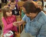 Ministar Marjanović se družio sa mališanima i dobio crtež na poklon